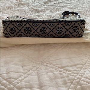 Tory Burch
T Monogram Jacquard Zip Shoulder Bag
